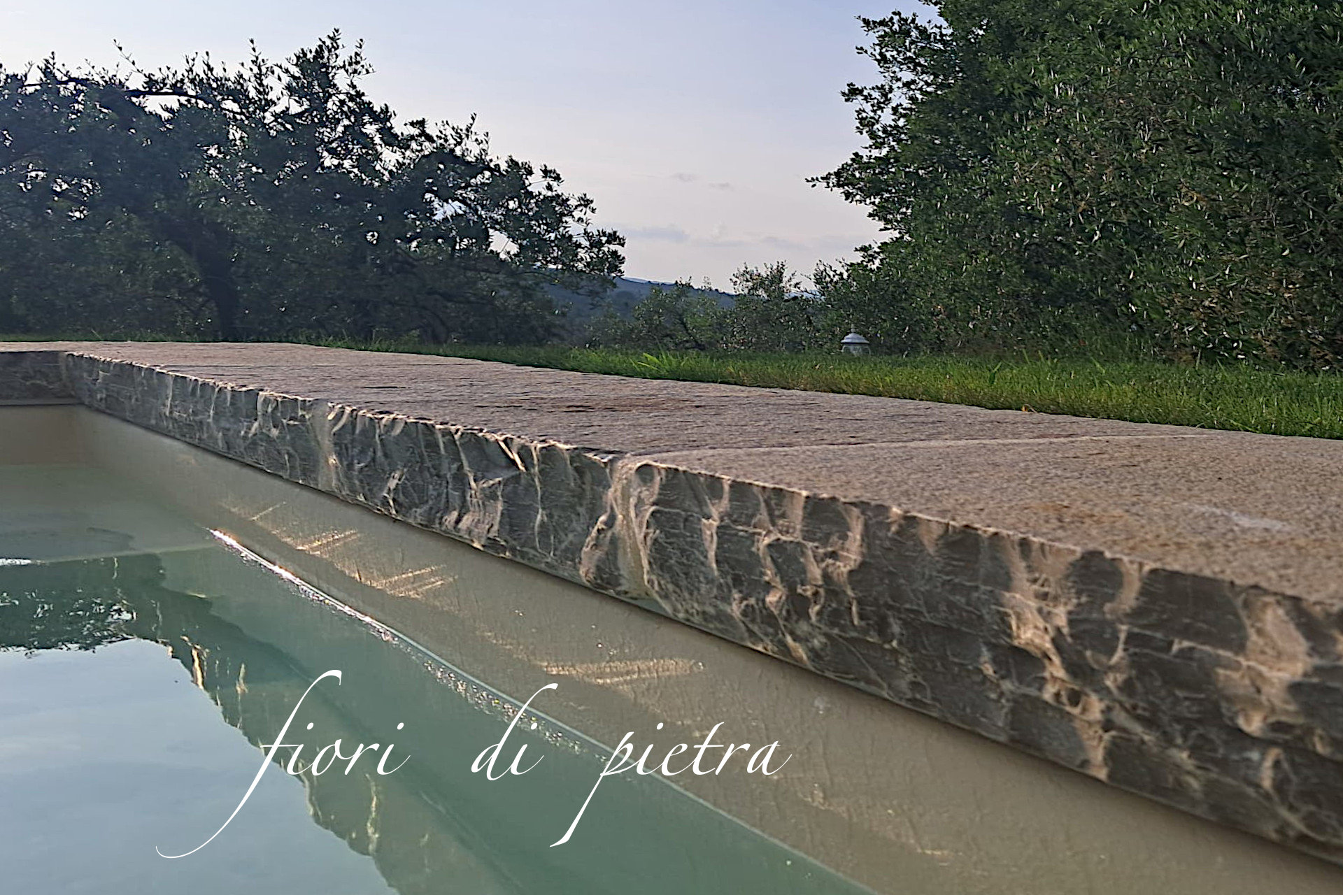 Realizzazione Piscine - Bordi  da 27,00 a 54,00 €/ml+iva in pietra VECCHIA TOSCANA 