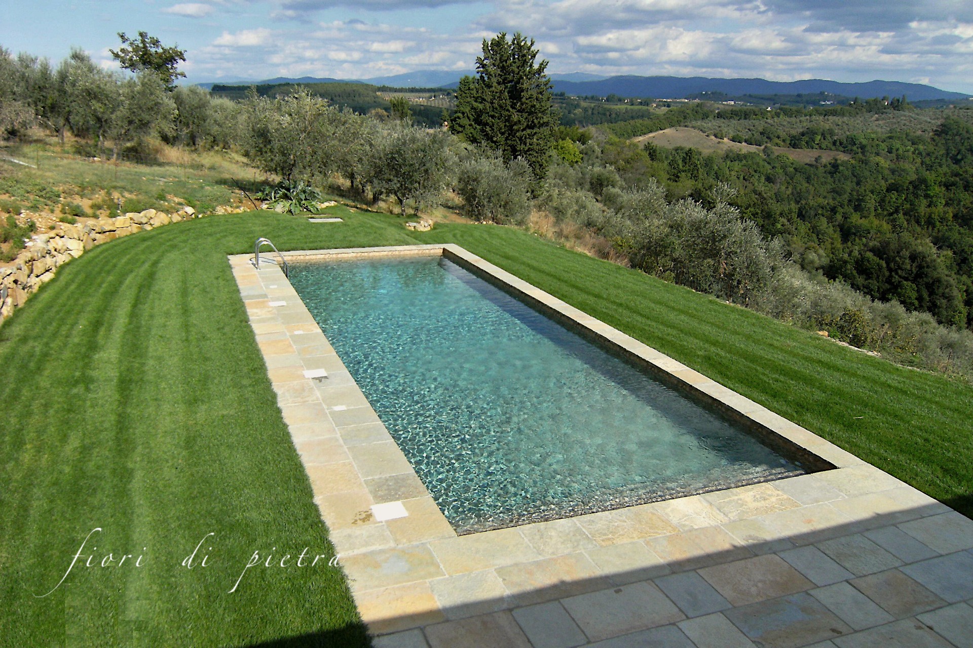 Realizzazione Piscine - Bordi  da 27,00 a 54,00 €/ml+iva in pietra VECCHIA TOSCANA 